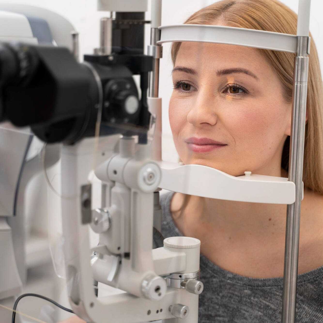 Low Vision Aid Wien – Frau bei augenärztlicher Untersuchung