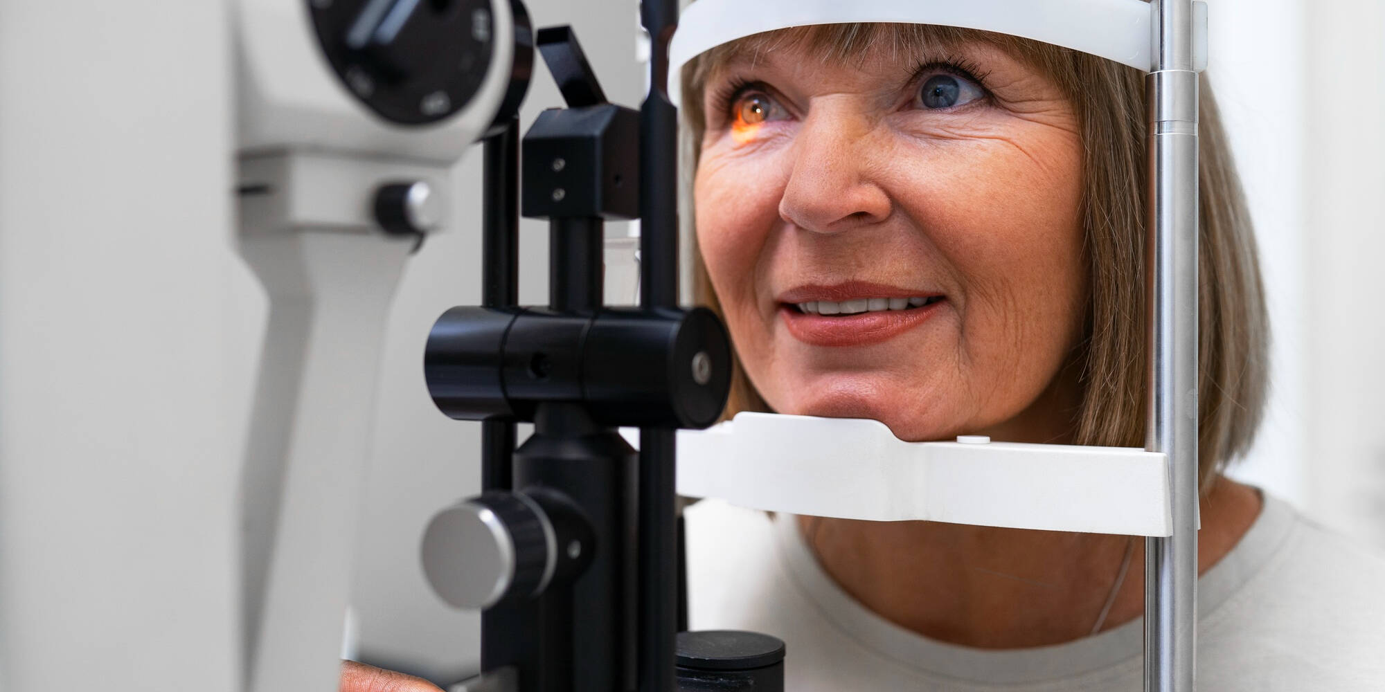 Low Vision Aid Wien &ndash; Frau bei augen&auml;rztlicher Untersuchung
