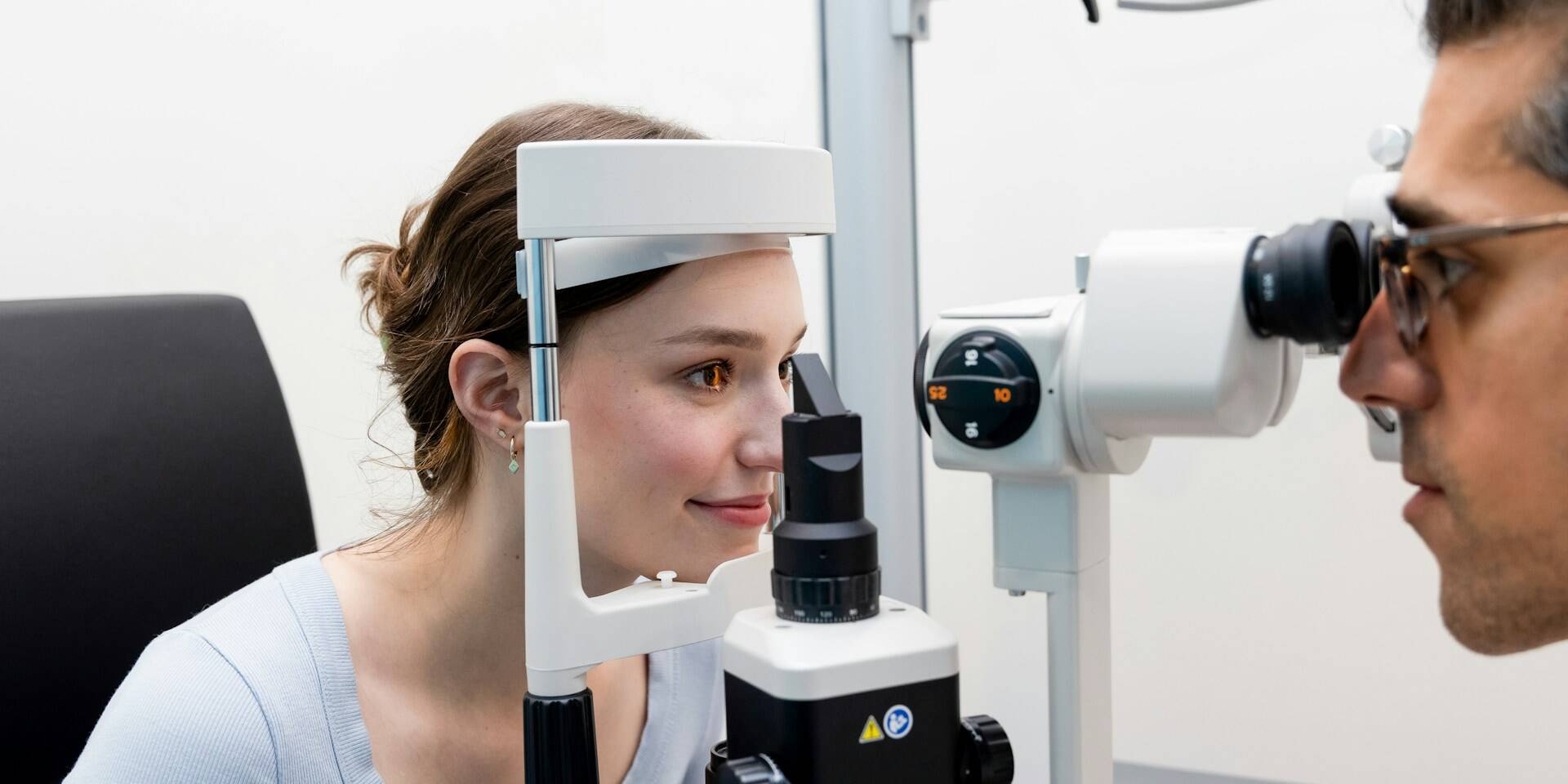 Augen&auml;rztin untersucht Patientin an der Spaltlampe &mdash; Low Vision Aid Untersuchung bei Dr. Cerman WienRank Math / Yoast SEO-FelderSEO Title Low Vision Aid Wien
