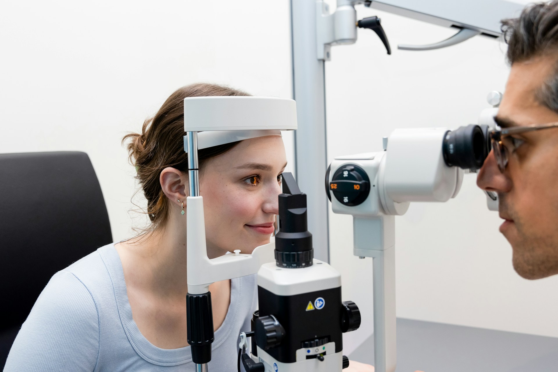 Augenärztin untersucht Patientin an der Spaltlampe — Low Vision Aid Untersuchung bei Dr. Cerman WienRank Math / Yoast SEO-FelderSEO Title Low Vision Aid Wien