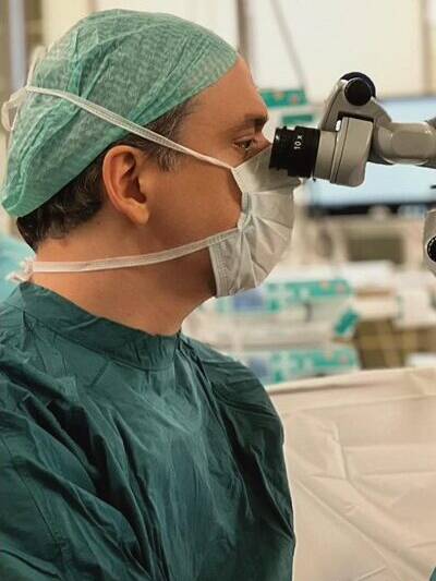 Schieloperation Wien – Dr. Cerman im OP bei Lid- oder Tränenwegchirurgie