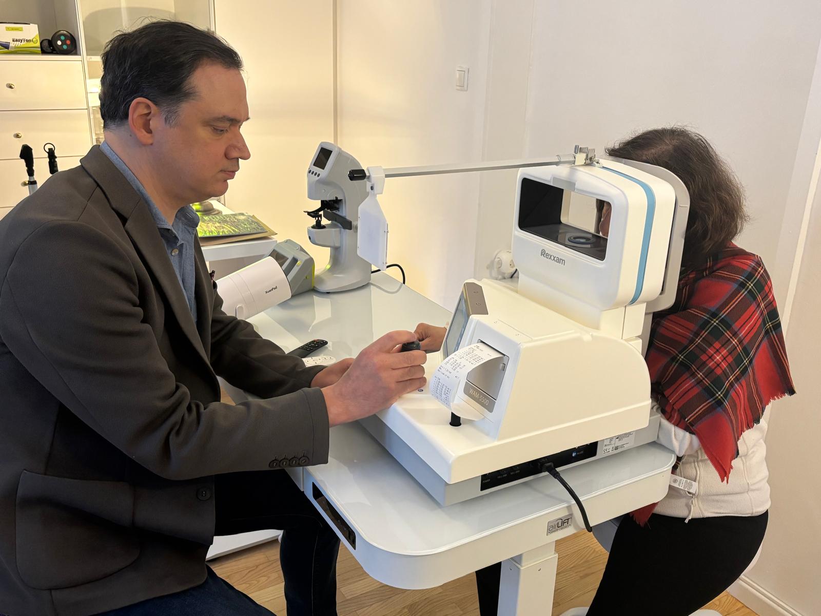 Moderne Augendiagnostik Wien – Augenuntersuchung mit Autorefraktometer